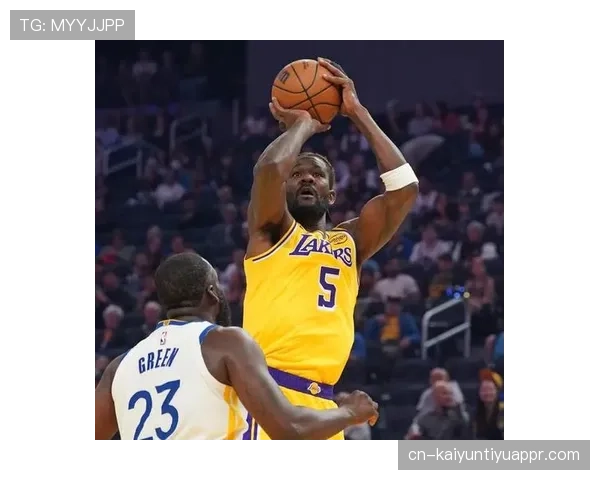 费舍尔无球跑动制造空位，关键三分改变比赛走势