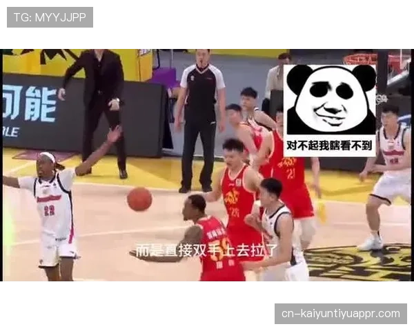篮球规则中的“拉人犯规”应该如何判罚？新手必看！